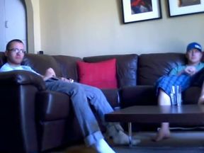 Hetero masturba, chupa e goza enquanto assiste pornô com outro cara