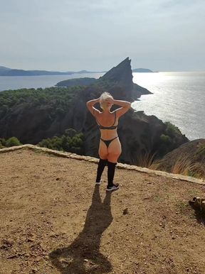 I Like to Show off in the Middle of Nature Who Knows You May Pass by and Hm
