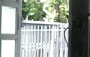 Repartidora se pone caliente con mis tetas y terminamos chupando cono hasta el orgasmo en la puerta