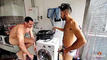 FUI POR A ROUPA NO VARAL, E O NAMORADO DO MEU COLEGA ME VIU DE PICA DURA E ACABOU SENTANDO NA PICA.