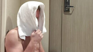 Papà americani amatoriali con cazzi enormi si masturbano e si scopano il culo a vicenda mentre adorano i piedi