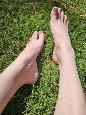 Nature Play: Grabbing Grass & Soft Sole Rubbing 🌿☀️