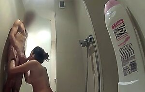 Penelope Cum se folla al fontanero, pero apenas le dura 10m