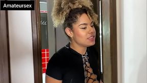 Novinha safada tranza escondido do pai e da m&atilde_e dentro do banheiro com o negao dotado