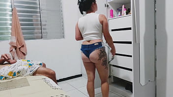 Amiga entrou no quarto com desculpa de emprestar escova mas queria era meu pau duro dentro dela