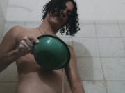 Masturbando mi gran polla en el baño
