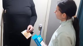 I thanked the delivery girl for a big discount (with dirty Russian conversations)