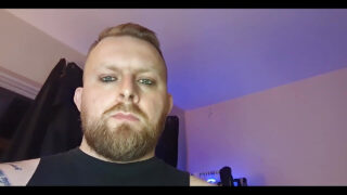 Harige berenmannen masturberen met enorme penissen voordat ze anaal worden gepenetreerd en klaarkomen.