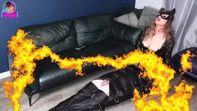 Femdom Foot Worship: Slaven kreunen onder de hielen van een gemaskerde vrouw