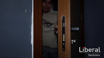 Mama cachonda le da unas buenas mamadas al amigo de su hijastro por curioso