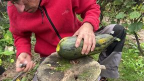 Sie fickt ihre gro&#x00DF;e Halloween-Zucchini und kommt darauf