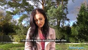 Public Sex Sexy brünette Dame fickt und saugt, um Ex eifersüchtig zu machen