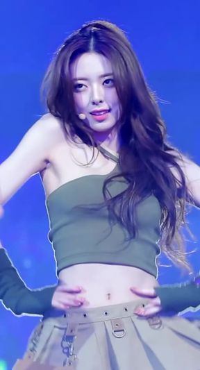 Korean celebrity shows off her armpit fetish in a K-pop style