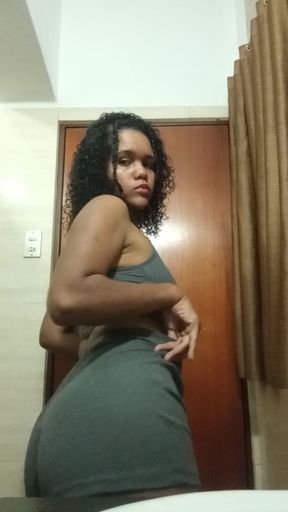 Aunt Indi shows off her hot body