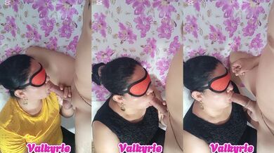 Hermosa chica mamando garganta profunda con su antifaz favorito