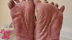 ULTIMATE Ebony Goddess SEDUCTION: TWERKING Phat Ass in Bubbles - Drink DIRTY Water &amp_ LICK My SOLES!