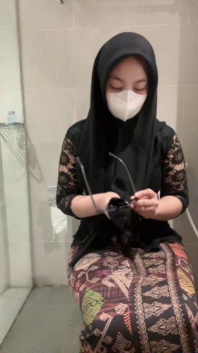 Sexy White Kebaya Hijab Girl Plays in the Toilet Until She Squirts