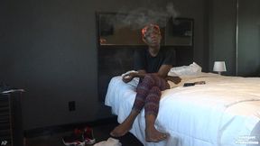 Cinnamon Smoking While She'z Barefoot