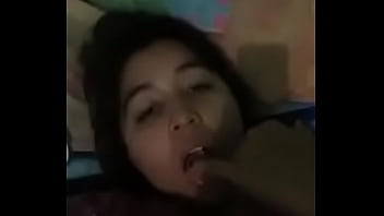 Jovencita jug&aacute_ndose parte 1