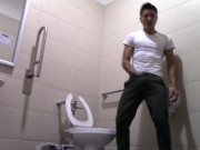 Se Sube a la Taza de un Baño Publico para que no lo Vean Jalandosela