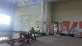 Funcionarios da ferrovia fodendo durante horario de trabalho na esta&ccedil_&atilde_o abandonada.