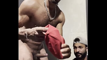 levei o macho pro banheiro da academia, mamei e botei ele pra mamar, tentei fuder o rabo dele mais ele nao deu conta