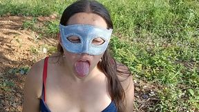 esposa puta escapa en medio del paseo a mamarselo a uno de los amigos de su marido no se aguanta las ganas.