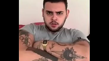 Gordinho exibindo o rabao