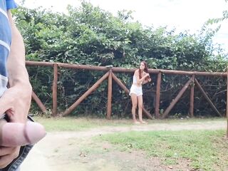 Punheta arriscada na rua e moça estranha viu!