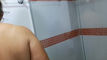 Seduzco a mi hijastro en la ducha. Me encanta su polla