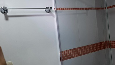 Seduzco a mi hijastro en la ducha. Me encanta su polla