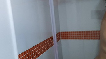Seduzco a mi hijastro en la ducha. Me encanta su polla