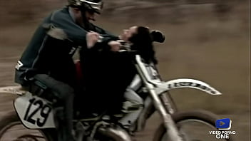 Lee Ann et Maeva, brunettes rebelles, baisent sur une moto