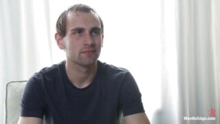 BDSM-film met homoseksuele sletten in latex die anaal worden geneukt