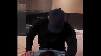 Delivery Uber musculoso machote con gorra me folla por dinero extra que le ofrecii