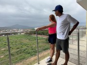 Veo linda desconocida en el parque y la invito a mi apartamento para enseñarle nuevos ejercicios.