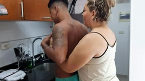 le chupo la verga a mi hijastro en la cocina