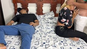 viendo pelicula con mi novio y su mejor amigo que se acuesta al lado mio y empieza a tocarme el culo al lado de mi novio tonto ntr netori