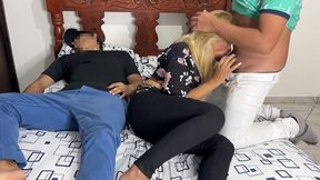 viendo pelicula con mi novio y su mejor amigo que se acuesta al lado mio y empieza a tocarme el culo al lado de mi novio tonto ntr netori