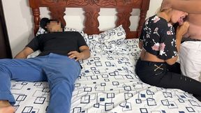 viendo pelicula con mi novio y su mejor amigo que se acuesta al lado mio y empieza a tocarme el culo al lado de mi novio tonto ntr netori
