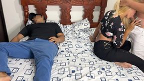 viendo pelicula con mi novio y su mejor amigo que se acuesta al lado mio y empieza a tocarme el culo al lado de mi novio tonto ntr netori