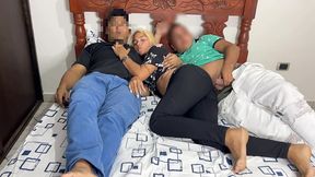viendo pelicula con mi novio y su mejor amigo que se acuesta al lado mio y empieza a tocarme el culo al lado de mi novio tonto ntr netori