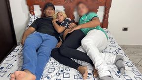 viendo pelicula con mi novio y su mejor amigo que se acuesta al lado mio y empieza a tocarme el culo al lado de mi novio tonto ntr netori