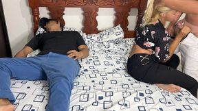 viendo pelicula con mi novio y su mejor amigo que se acuesta al lado mio y empieza a tocarme el culo al lado de mi novio tonto ntr netori