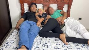 viendo pelicula con mi novio y su mejor amigo que se acuesta al lado mio y empieza a tocarme el culo al lado de mi novio tonto ntr netori