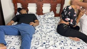 viendo pelicula con mi novio y su mejor amigo que se acuesta al lado mio y empieza a tocarme el culo al lado de mi novio tonto ntr netori