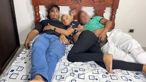 viendo pelicula con mi novio y su mejor amigo que se acuesta al lado mio y empieza a tocarme el culo al lado de mi novio tonto ntr netori