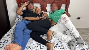 viendo pelicula con mi novio y su mejor amigo que se acuesta al lado mio y empieza a tocarme el culo al lado de mi novio tonto ntr netori