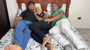 viendo pelicula con mi novio y su mejor amigo que se acuesta al lado mio y empieza a tocarme el culo al lado de mi novio tonto ntr netori
