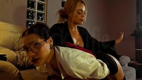 minha professora me puniu me dando tapas e metendo o dedo no meu cuzinho virgem